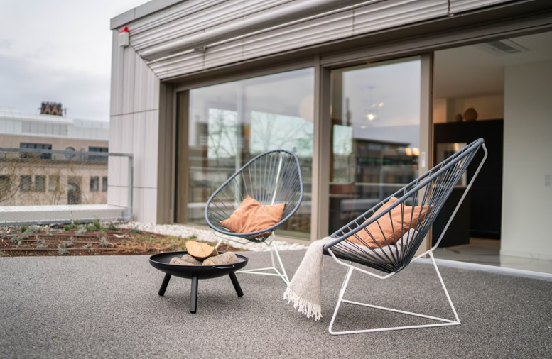 Top Design Trends in Outdoor Living Featuring Motorized Screens